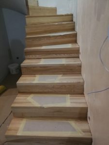 schody dywanowe jesionowe wpuszczane